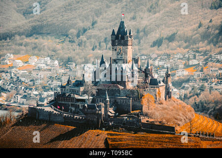 Schöner Blick auf die Altstadt von Cochem mit berühmten Reichsburg auf der Spitze eines Hügels, an einem sonnigen Tag mit blauen Himmel im Frühjahr Stockfoto