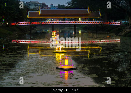 Beleuchtung & beleuchtete Brücke am Siem Reap Fluss durch das Art Center Night Market in diesem North West touristische Stadt, Siem Reap, Kambodscha Stockfoto