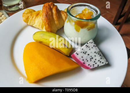 Touristische Frühstück aus Eiern, Croissants, Joghurt und Obst im Guesthouse in diesem wichtigen North West touristische Stadt, Siem Reap, Kambodscha Stockfoto