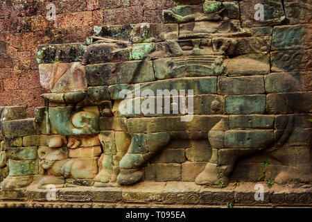 Carving auf der Terrasse der Elefanten in der Royal Square des Angkor Thom ummauerten Stadt; Angkor, Siem Reap, Kambodscha. Stockfoto