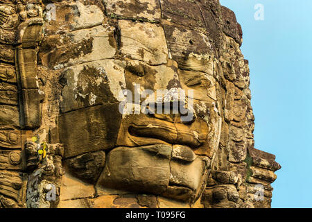 1 von 216 lächelnden Gesichtern aus Sandstein bei 12 thC Bayon, letzte Tempel König Jayavarman VII in Angkor Thom; Angkor, Siem Reap, Kambodscha. Stockfoto