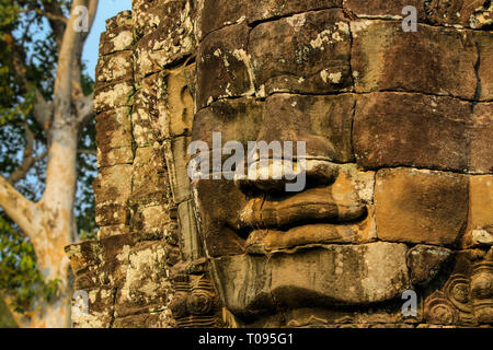 1 von 216 lächelnden Gesichtern aus Sandstein bei 12 thC Bayon, letzte Tempel König Jayavarman VII in Angkor Thom; Angkor, Siem Reap, Kambodscha. Stockfoto