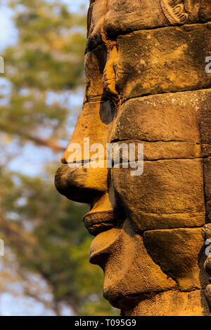 1 von 216 lächelnden Gesichtern aus Sandstein bei 12 thC Bayon, letzte Tempel König Jayavarman VII in Angkor Thom; Angkor, Siem Reap, Kambodscha. Stockfoto