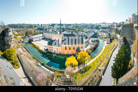 Panoramablick auf die berühmte Altstadt an einem wunderschönen sonnigen Tag mit blauen Himmel im Frühling, Luxemburg Stockfoto