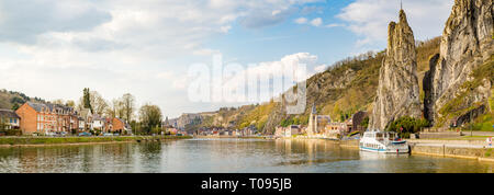 Panoramablick auf den malerischen Fluss Meuse mit berühmten Bayard Rock und die historische Stadt Dinant im Hintergrund in wunderschönen goldenen Abendlicht bei Su Stockfoto