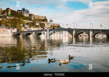 Klassische Ansicht der historischen Altstadt von Namur mit der berühmten alten Brücke, malerischen Fluss Meuse im Sommer in der Provinz Namur in Wallonien, Belgien Stockfoto