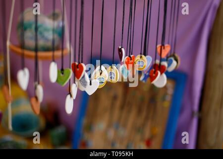 Bunte Keramik Ketten hängen auf dem spanischen Markt Abschaltdruck Stockfoto