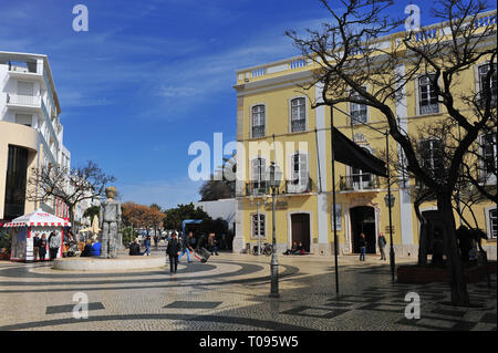 LAGOS, PORTUGAL - 26. Februar: Blick auf den Platz in der Altstadt von Lagos, Portugal am 26. Februar 2019. Stockfoto