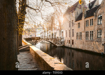 Klassische Panoramablick auf das historische Stadtzentrum von Brügge, die oft als das Venedig des Nordens, Provinz Westflandern, Belgien Stockfoto
