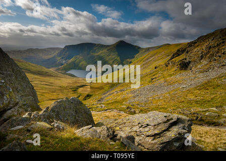 Kentmere Behälter gesehen vom Kopf des Nan bield Pass über Lingmell Ende 757 Bell und über die Bucht in der Fells von Cumbria Lake District in Großbritannien Stockfoto