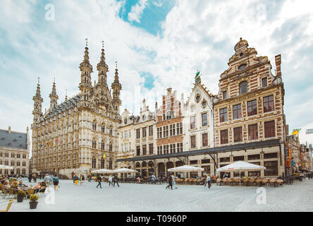 Panoramablick auf die historische Stadt Leuven an einem schönen sonnigen Tag mit blauen Himmel und Wolken, Region Flandern, Belgien Stockfoto