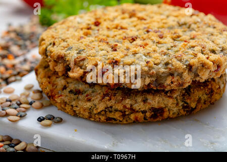 Leckere vegetarische Lebensmittel, rohe Burger aus Linsen Hülsenfrüchte mit Gemüse bereit für Kochen, gut für Veganer Stockfoto