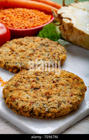 Leckere vegetarische Lebensmittel, rohe Burger aus Linsen Hülsenfrüchte mit Gemüse bereit für Kochen, gut für Veganer Stockfoto