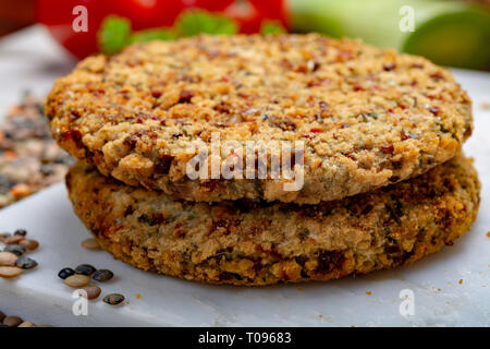 Leckere vegetarische Lebensmittel, rohe Burger aus Linsen Hülsenfrüchte mit Gemüse bereit für Kochen, gut für Veganer Stockfoto