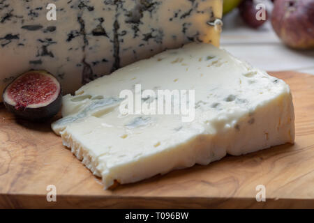 Gorgonzola dolce Italienische picant und blauen Käse, aus Kuhmilch unskimmed im Norden von Italien, serviert mit frischen Feigen und Birnen Stockfoto