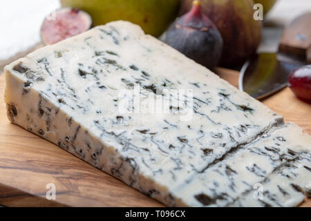 Gorgonzola picant Italienische Blau Käse, aus Kuhmilch unskimmed im Norden von Italien mit frischen Feigen und Birnen serviert. Stockfoto