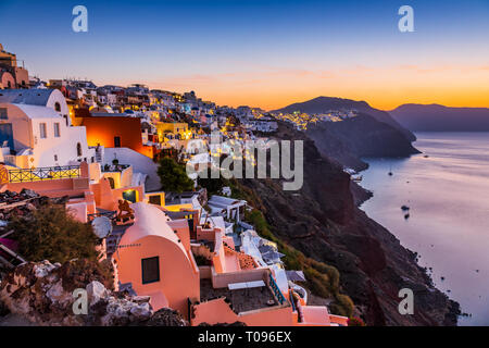 Santorini, Griechenland. Das malerische Dorf Oia bei Sonnenaufgang. Stockfoto