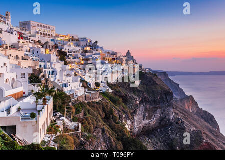 Santorini, Griechenland. Das malerische Dorf Fira bei Sonnenuntergang. Stockfoto