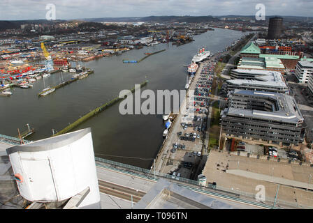 Hotel Ibis (Guten Morgen Hotels), Holmens Krog und DHL Distribution Center (Fluss Göta älv, der geats) von Lilla Bommen in Göteborg, Västra G gesehen Stockfoto