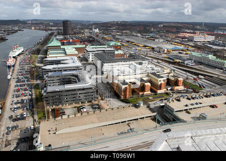 Hotel Ibis (Guten Morgen Hotels), Holmens Krog und DHL Distribution Center (Fluss Göta älv, der geats) von Lilla Bommen in Göteborg, Västra G gesehen Stockfoto