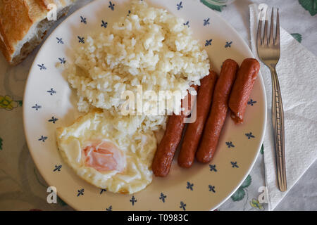 Platte mit Wurst und Spiegelei mit Reis Stockfoto