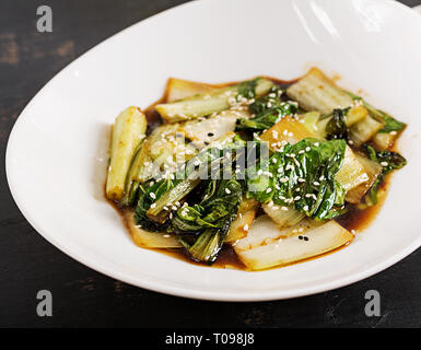 Bok choy Gemüse braten, mit Sojasauce und Sesam einrühren. Chinesische Küche. Stockfoto