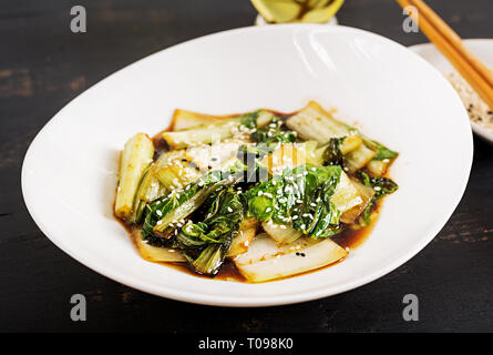 Bok choy Gemüse braten, mit Sojasauce und Sesam einrühren. Chinesische Küche. Stockfoto