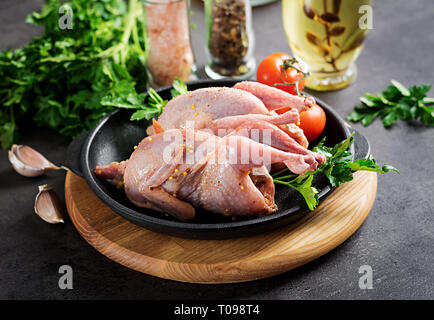 Roh ungekocht Wachteln. Zutaten zum Kochen gesundes Fleisch essen. Stockfoto