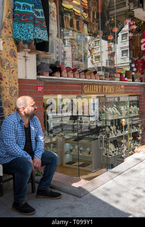 Istanbul, Sultanahmet, Händler in der Yerebatan Cad. Stockfoto