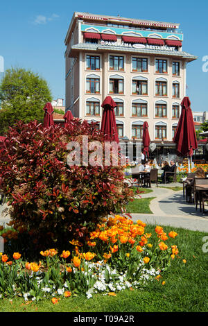 Türkei, Istanbul, Sultanahmet, Yerebatan Cad., Die, und das Hotel, die davor im Park das Sultanahmet Haveran Restaurant Stockfoto