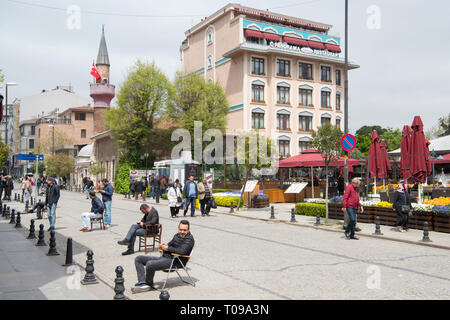 Türkei, Istanbul, Sultanahmet, Händler in der Yerebatan Cad. Warten auf Kunden, dahinter das- und Hotel Stockfoto