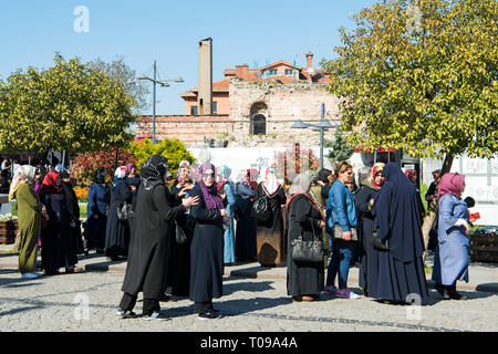 Türkei, Istanbul, Sultanahmet, Yerebatan Cad., dem Frauenbach bin Sultanahmet Haveran Restaurant im Park vor den Resten der ehemaligen Lala Hayrettin Moschee Stockfoto