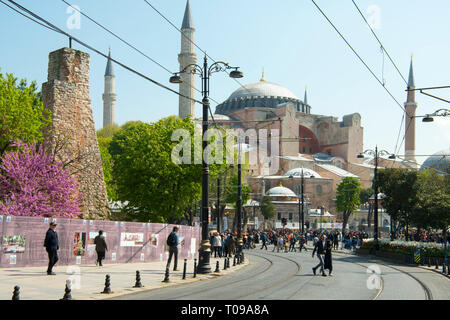 Türkei, Istanbul, Sultanahmet Divanyolu, Wasserturm über der Zisterne und der Hagia Sophia Stockfoto