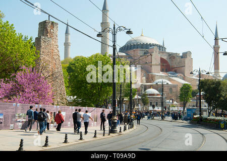 Türkei, Istanbul, Sultanahmet Divanyolu, Wasserturm über der Zisterne und der Hagia Sophia Stockfoto