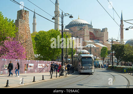 Türkei, Istanbul, Sultanahmet Divanyolu, Wasserturm und der Hagia Sophia Stockfoto