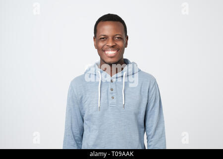 Lachend hübscher junger afrikanischer Mann lächelt zuversichtlich Stockfoto