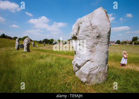 Europa, Großbritannien, England, Wiltshire, Avebury Stone Circle. Kind genießen Eis in einem Steinkreis mit einem Dorf in der Mitte. Mr. Stockfoto