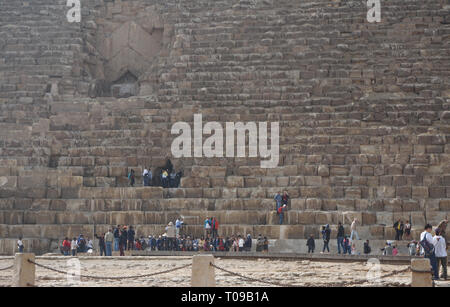Gizeh, Ägypten: Touristen sammeln am Eingang der Großen Pyramide an der Cheops Pyramide komplex. Stockfoto