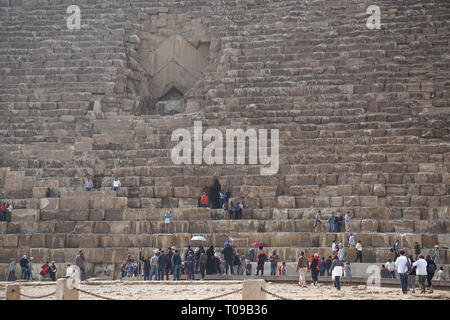Gizeh, Ägypten: Touristen sammeln am Eingang der Großen Pyramide an der Cheops Pyramide komplex. Stockfoto