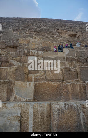 Gizeh, Ägypten: Touristen am Eingang der Großen Pyramide an der Cheops Pyramide komplex, und warten auf Ihre einschalten soll. Stockfoto