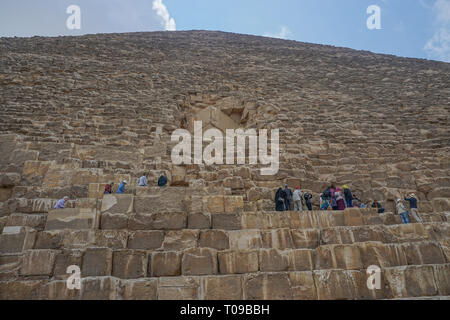 Gizeh, Ägypten: Touristen am Eingang der Großen Pyramide an der Cheops Pyramide komplex, und warten auf Ihre einschalten soll. Stockfoto