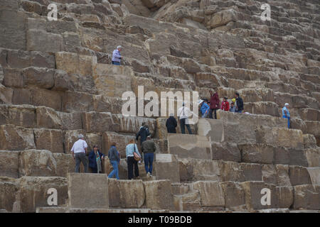 Gizeh, Ägypten: Touristen am Eingang der Großen Pyramide an der Cheops Pyramide komplex, und warten auf Ihre einschalten soll. Stockfoto