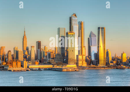 Die gemischte Hudson Yards Immobilien Development und anderen Gebäuden, die auf der West Side von Manhattan in New York City bei Sonnenuntergang. Stockfoto