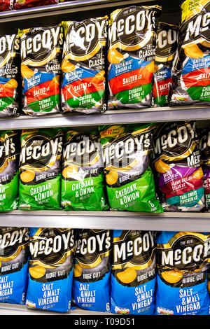 Mccoys Chips für den Verkauf in einem Supermarkt, UK. Stockfoto