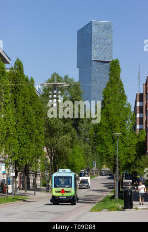 Treiberloser & autonome Fahrzeug technik Mobilität Lösung, die von EasyMile wie abgebildet in Kista mit Scandic Hotel Turm gesehen der Ferne. Stockholm, Schweden Stockfoto