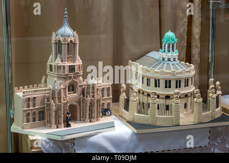 Handgefertigte Kuchenmodelle des Christ Church College und des Sheldonian Theatre in einem Fenster des Süßwarengeschäfts am überdachten Golden Cross Market in Oxfo Stockfoto