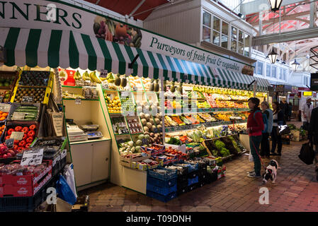 Ein frisches Obst & Gemüse in der undercover Goldenes Kreuz in Oxford, Oxfordshire, Großbritannien Abschaltdruck Stockfoto