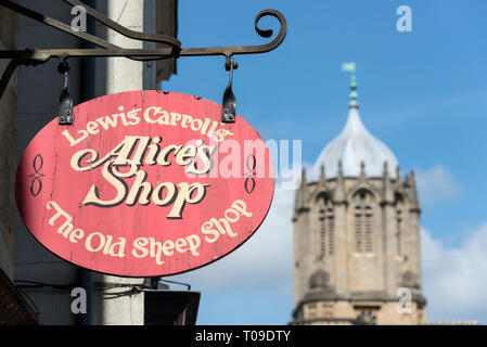 Ein Alice & Wonderland shop auf St. Aldates Straße mit Christus Kirche Tom Tower in Oxford, Oxfordshire, Großbritannien Stockfoto