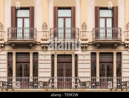 Mehrere Fenster und Balkone in einer Reihe auf der Fassade des Städtischen historischen Gebäude, Vorderansicht, Barcelona, Spanien Stockfoto