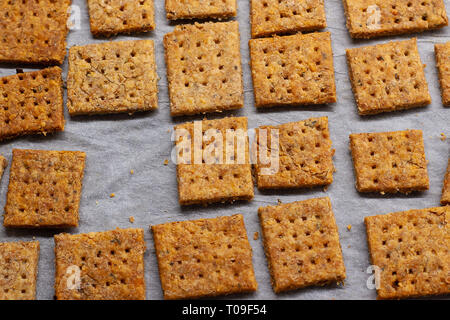 Hausgemachte gebackene Parmesan Imbiss konnte Cracker mit Rosmarin Stockfoto